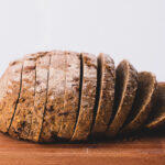 Starý chlieb nepatrí do koša – tipy a triky, ako ho v domácnosti efektívne využiť